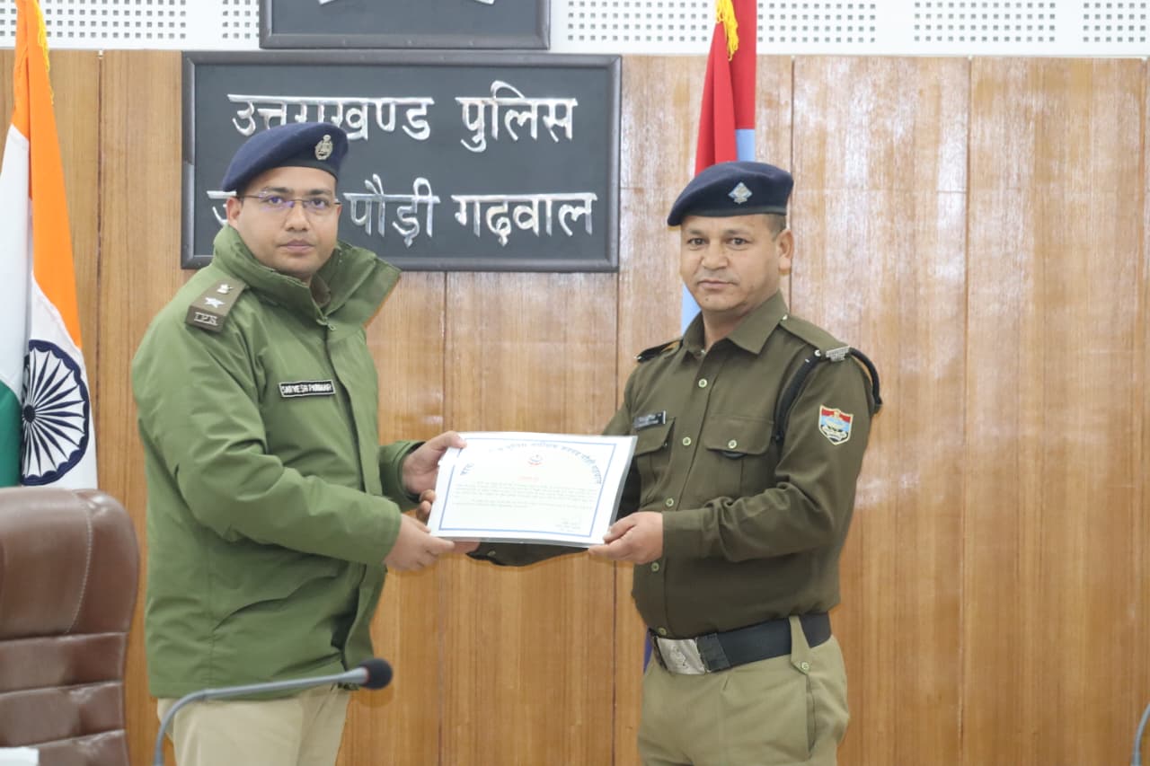 पुलिस जवान को सम्मानित करते एसएसपी पुलिस जवान को सम्मानित करते एसएसपी