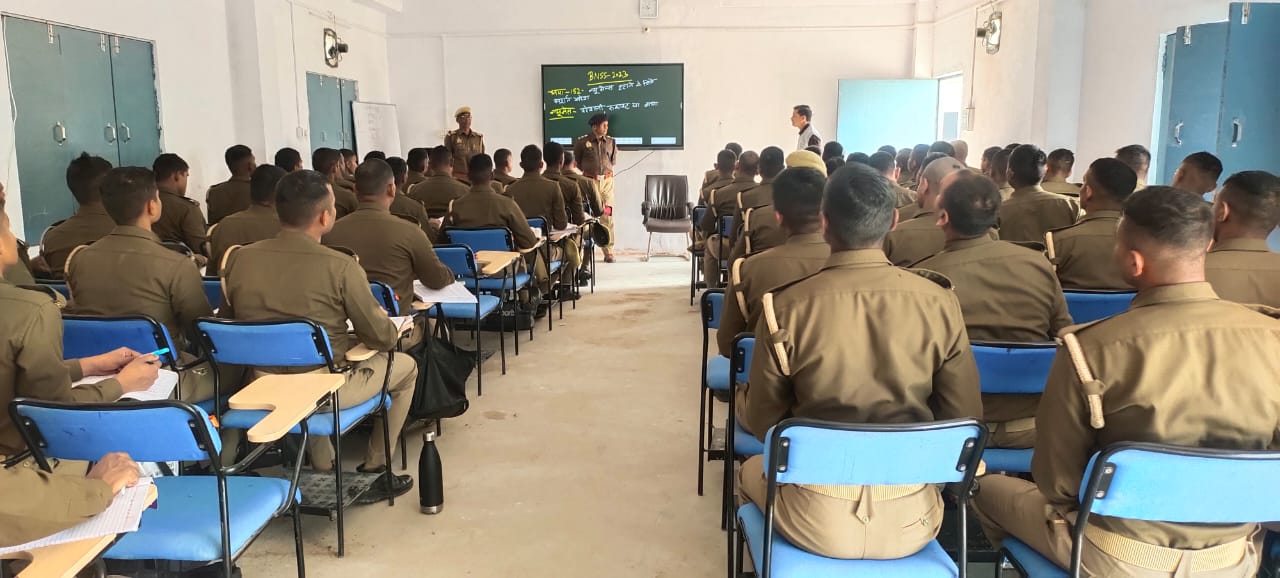 प्रशिक्षण प्राप्त करते रिक्रूट आरक्षी