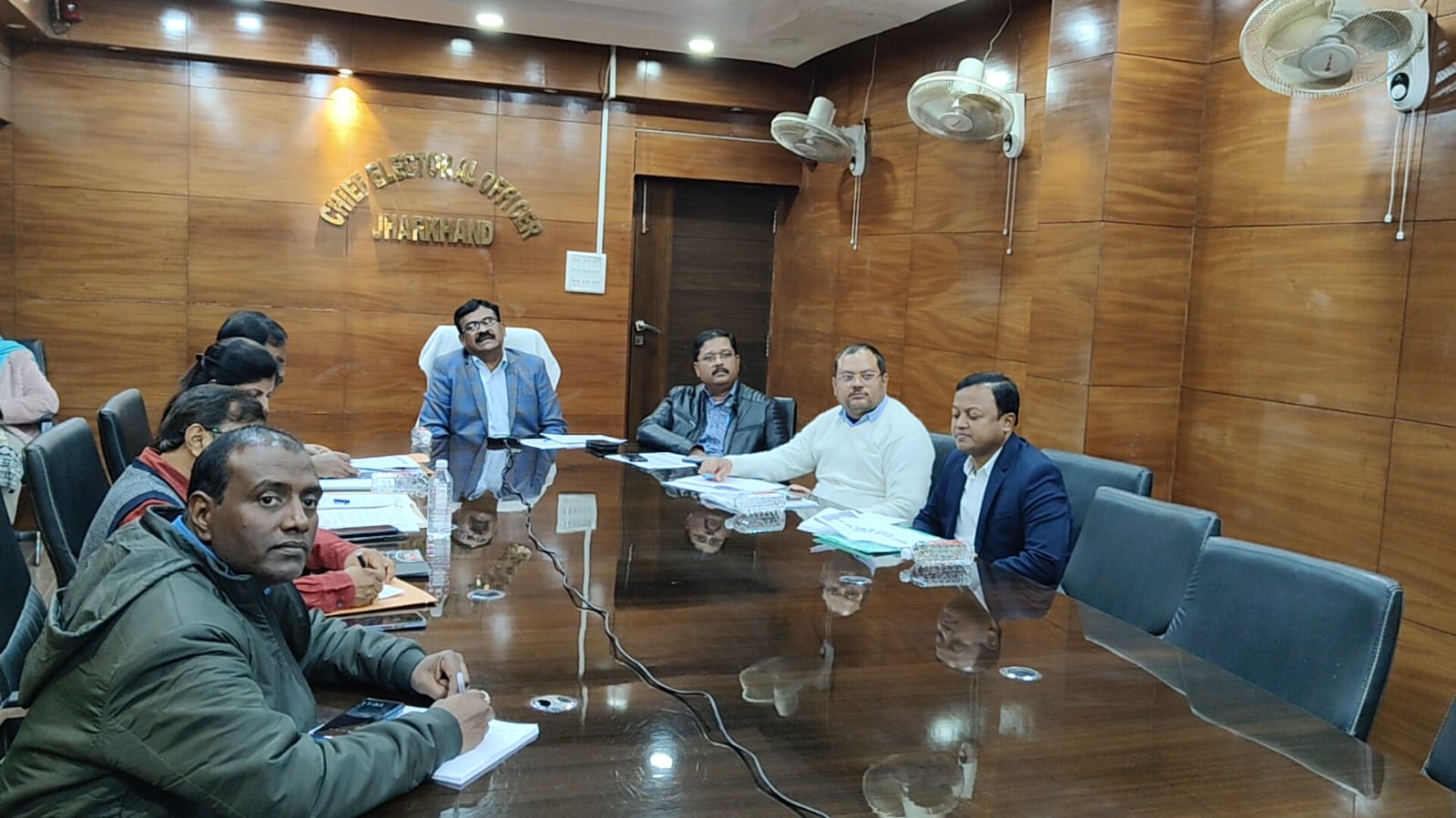 मुख्य निर्वाचन पदाधिकारी बैठक करते हुए