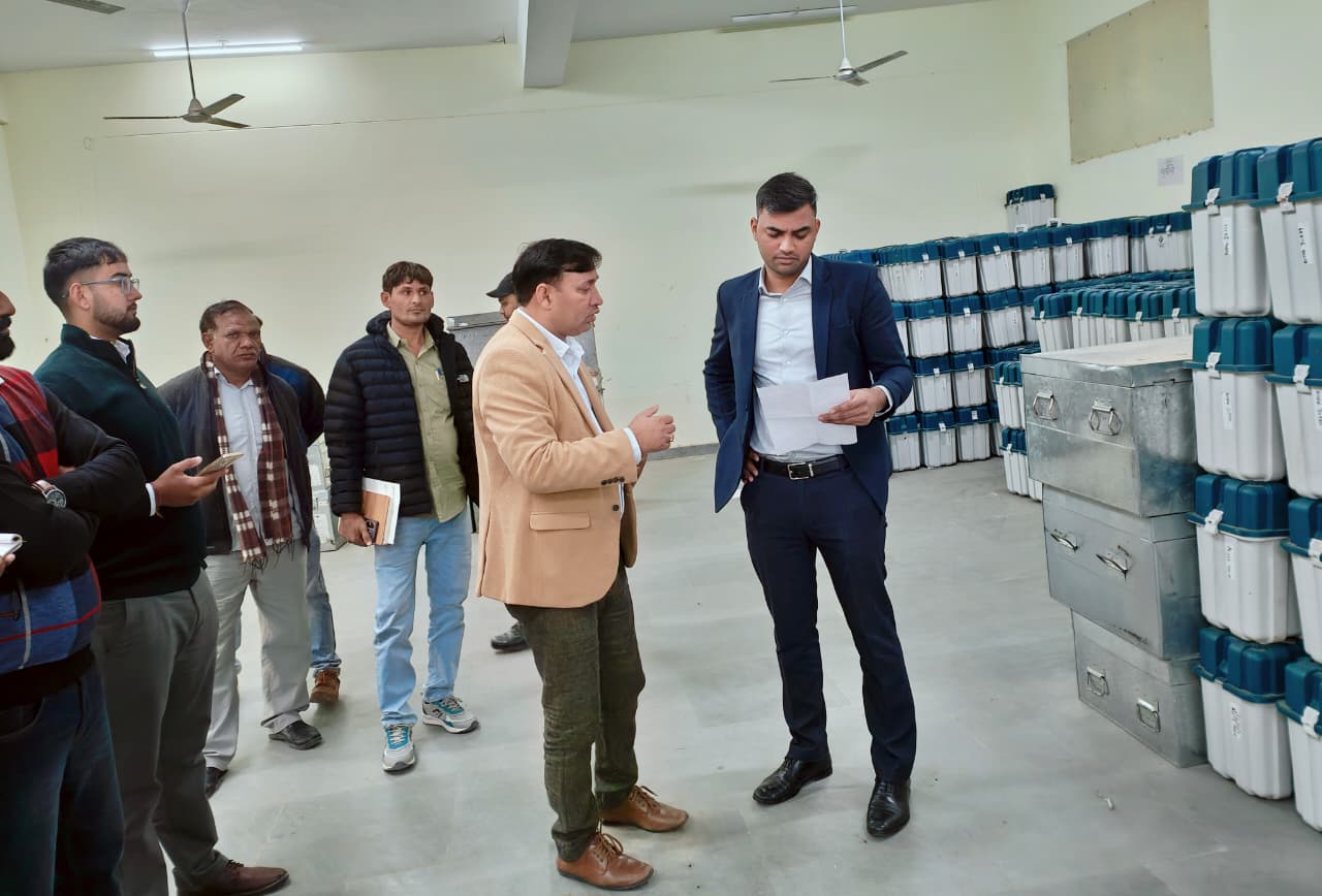 स्ट्रांग रूम का निरीक्षण करते हुए एडीसी विवेक आर्य. स्ट्रांग रूम का निरीक्षण करते हुए एडीसी विवेक आर्य.