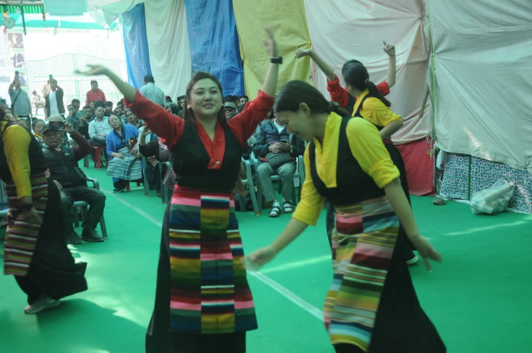 दलाई लामा के नोबेल सम्मान दिवस पर जयपुर में तिब्बती समाज ने ढोल-नगाड़ों पर रचा उत्सव