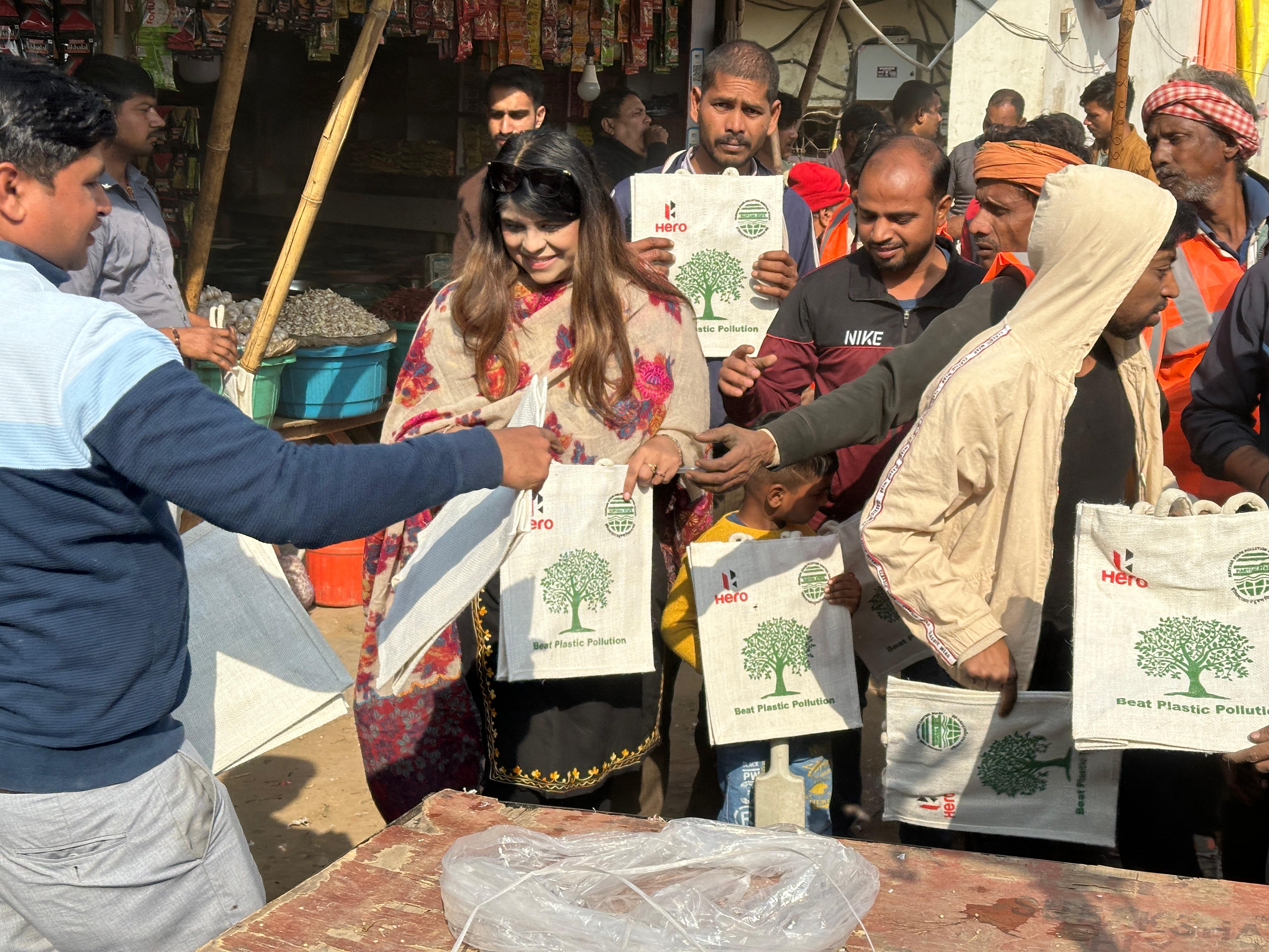 फोटो नंबर 2= सिंगल-यूज़ प्लास्टिक पर रोक और स्वच्छता जागरूकता अभियान चलते नगर निगम के कर्मचारी एवं संस्था के सदस्य.