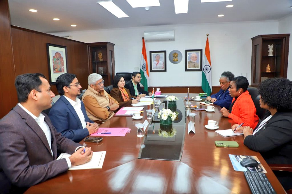 केन्द्रीय संस्कृति मंत्री गजेन्द्र सिंह शेखावत के साथ अन्य विदेशी प्रतिनिधि .