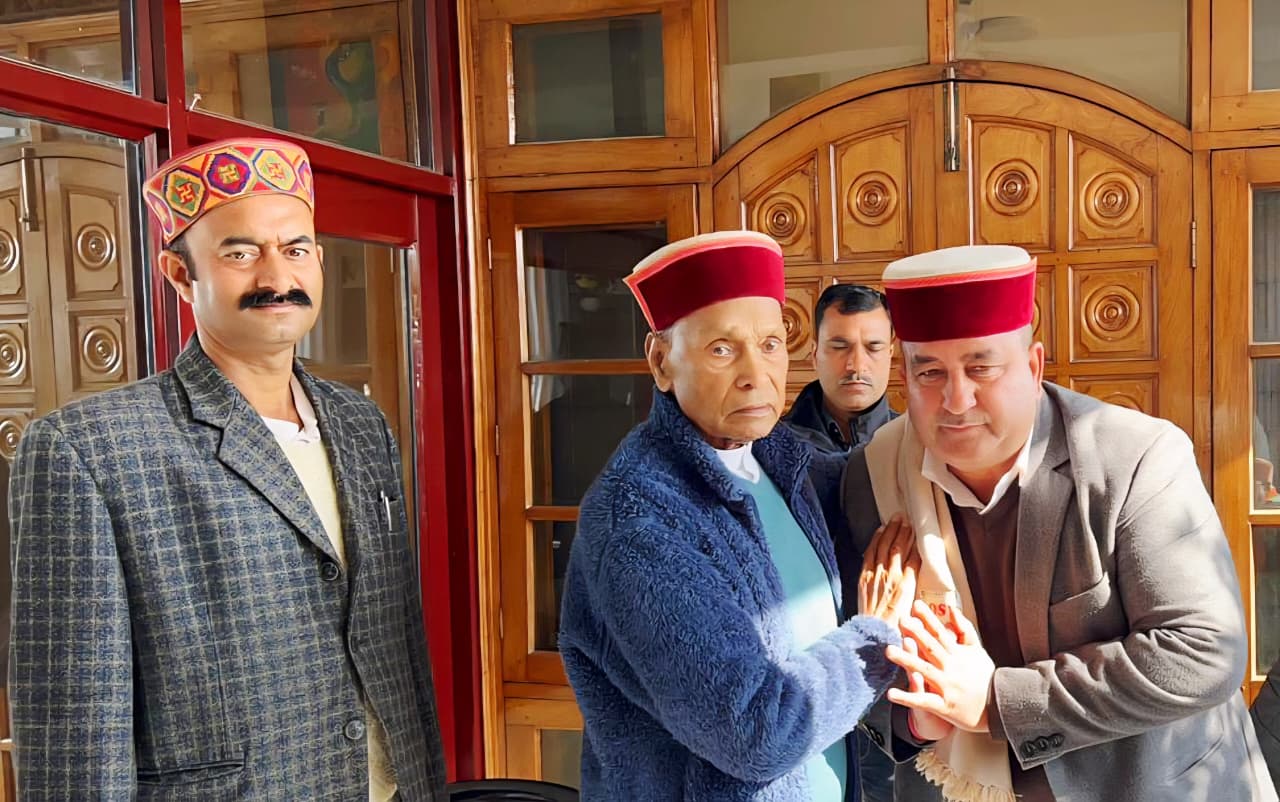 हमीरपुर सहकारिता विकास संघ के नवनिर्वाचित छह निदेशकों ने पूर्व Chief Minister  प्रो. प्रेम कुमार धूमल से उनके निवास पर औपचारिक भेंट की