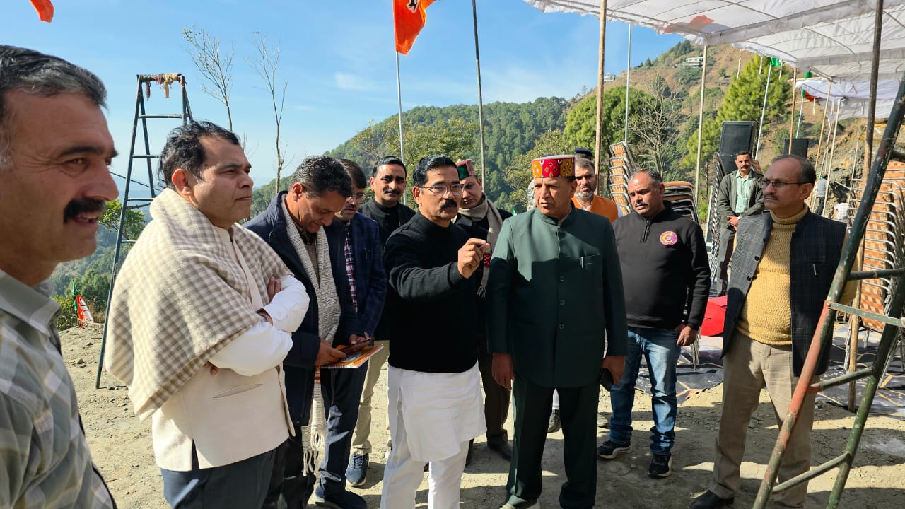 भाजपा नेता रैली स्थल का निरीक्षण करते हुए भाजपा नेता रैली स्थल का निरीक्षण करते हुए