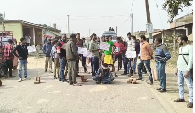 भादुतला-लालगढ़ राज्यमार्ग की खराब सड़क पर प्रदर्शन भादुतला-लालगढ़ राज्यमार्ग की खराब सड़क पर प्रदर्शन