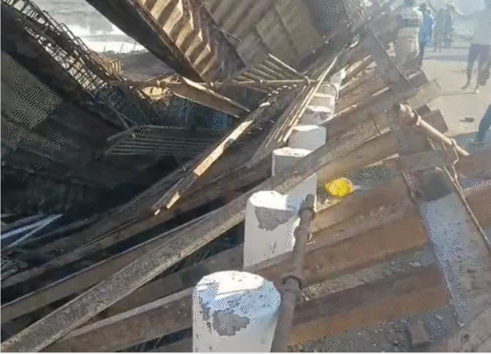 वलसाड़ में निर्माणाधीन ब्रिज का स्ट्रक्चर गिरा वलसाड़ में निर्माणाधीन ब्रिज का स्ट्रक्चर गिरा