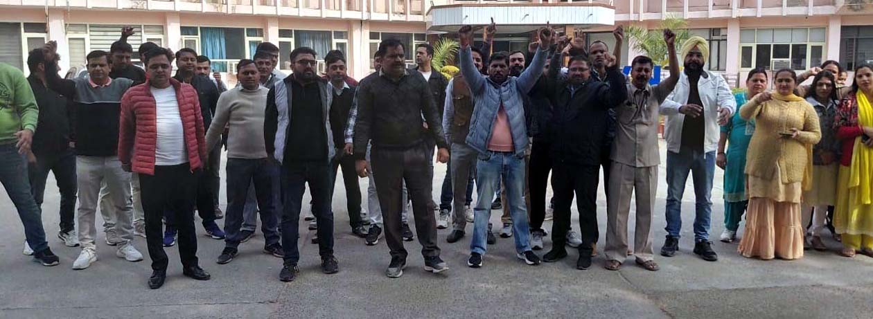 प्रदर्शन के दौरान नारेबाजी करते कर्मचारी.