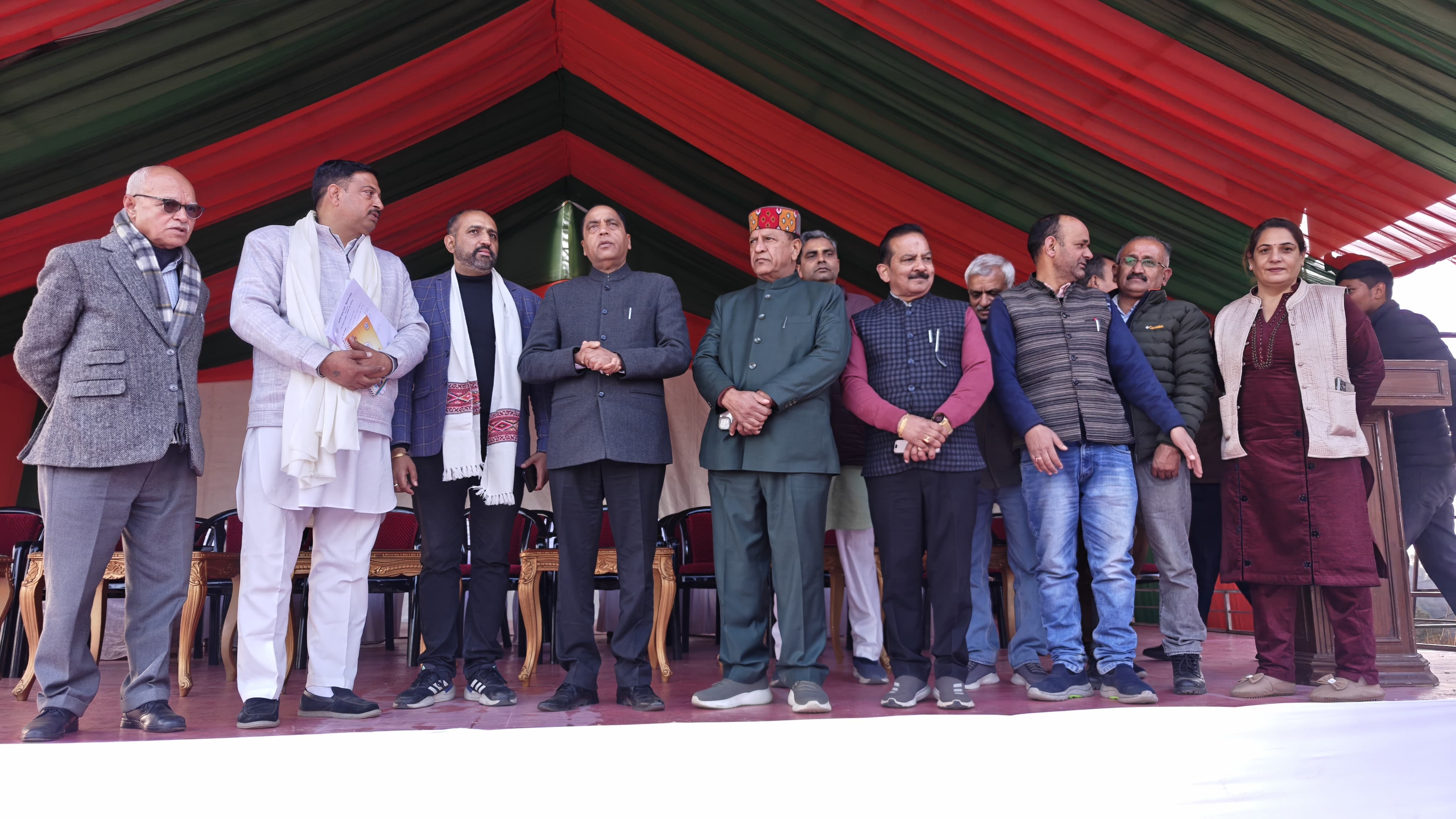 जयराम रैली स्थल का निरीक्षण करते हुए