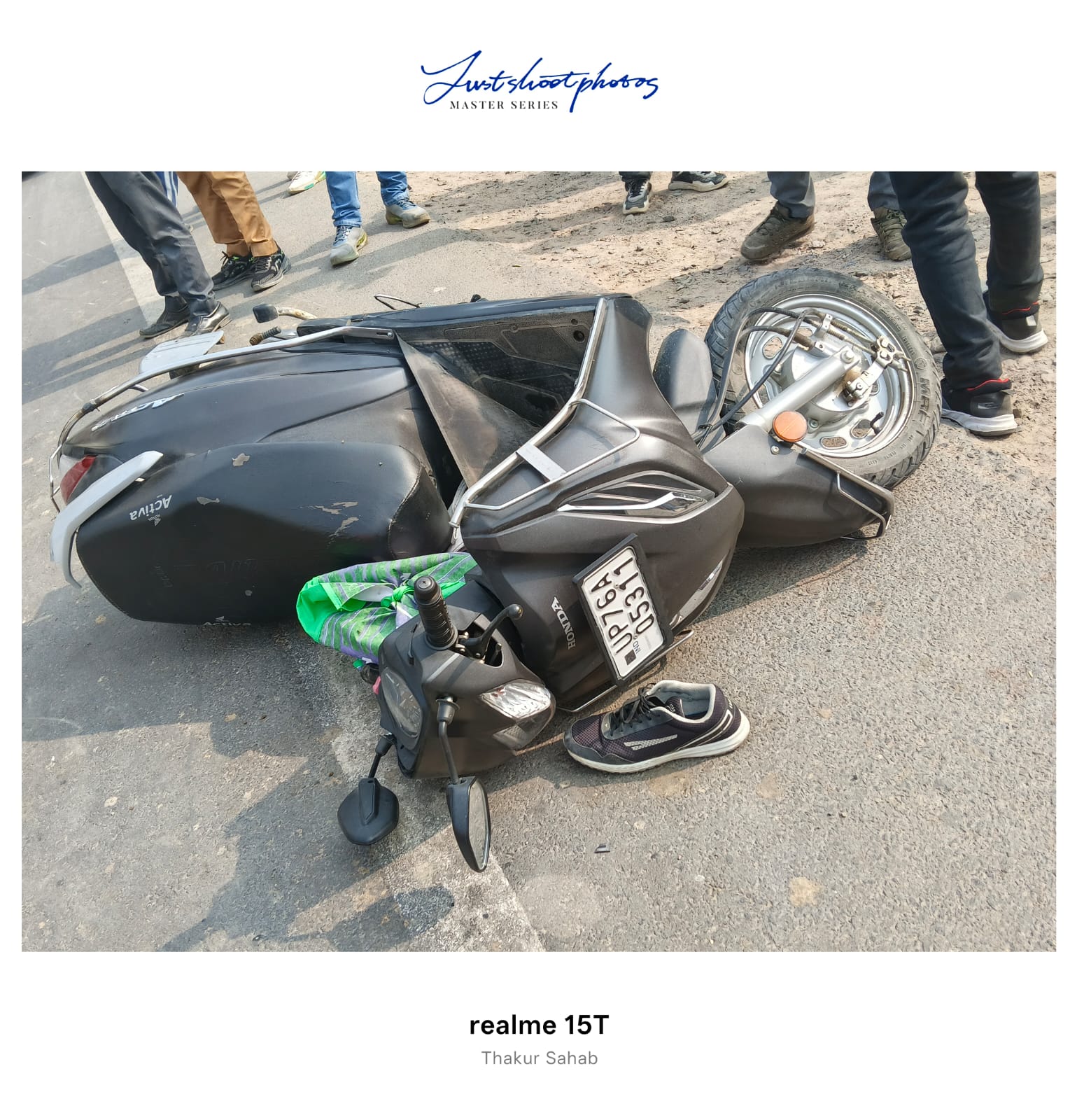 महिला बीएलओ की घटना स्थल पर पड़ी स्कूटी महिला बीएलओ की घटना स्थल पर पड़ी स्कूटी