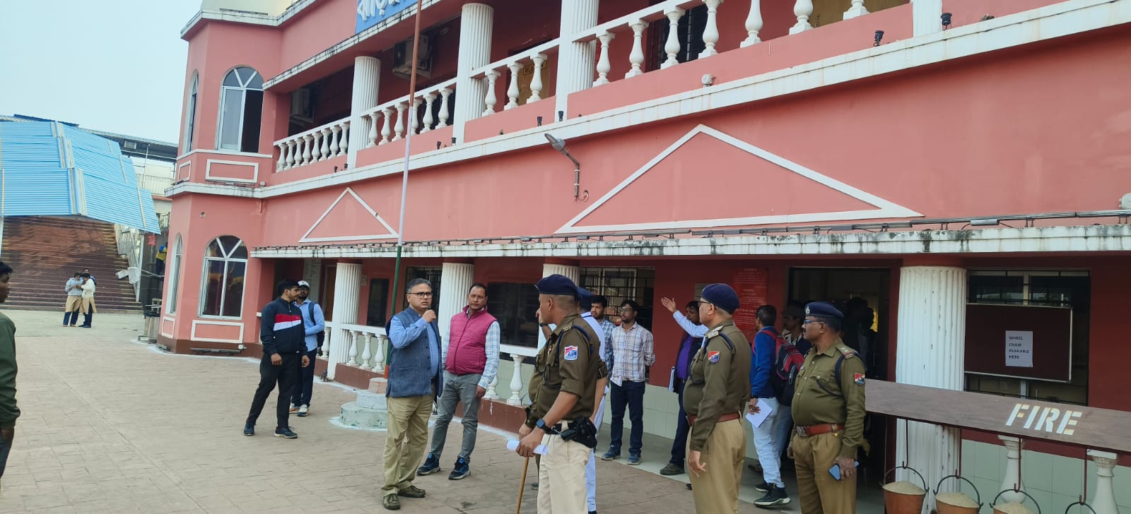 डीआरएम पांडेय स्टेशन का निरीक्षण करते हुए डीआरएम पांडेय स्टेशन का निरीक्षण करते हुए