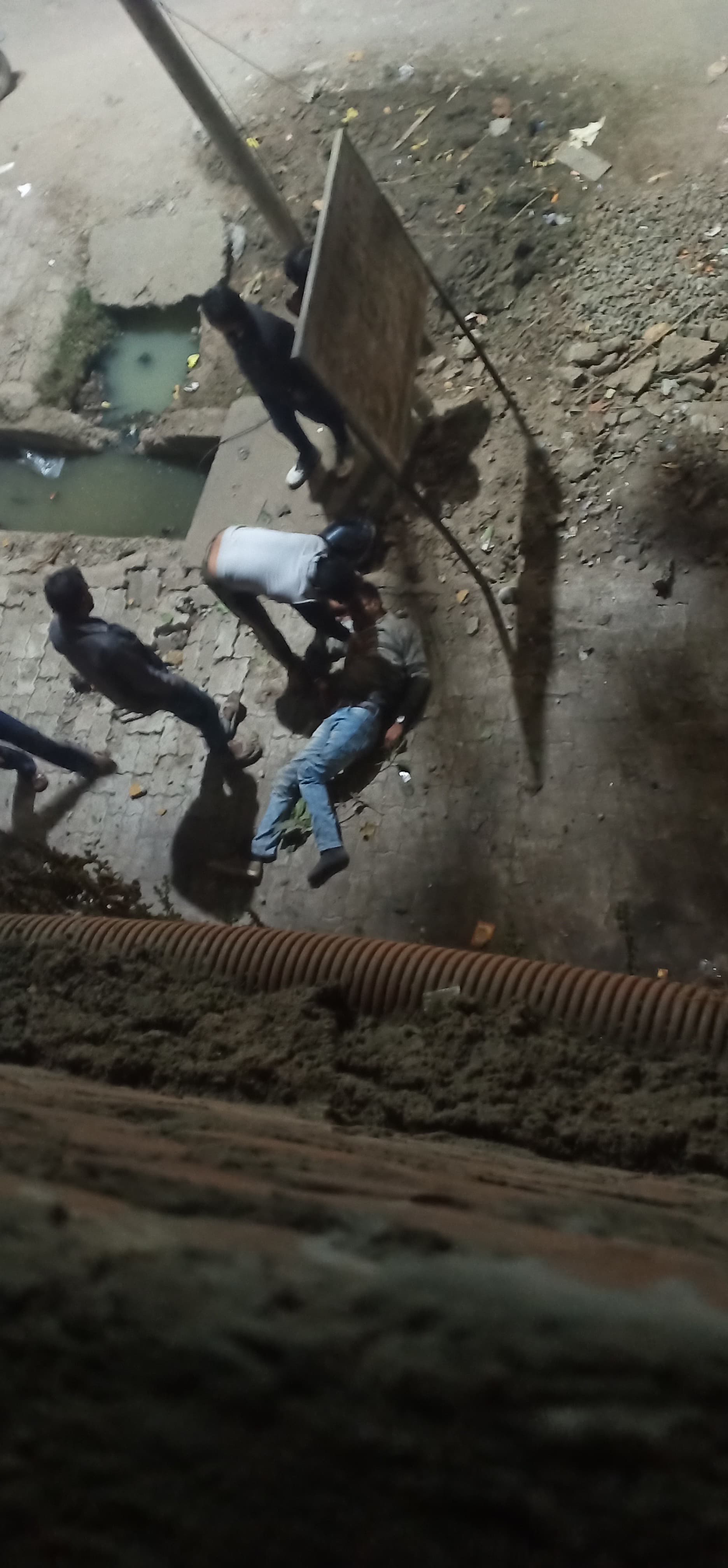 हादसे के बाद पुल के नीचे पड़ा बाइक सवार