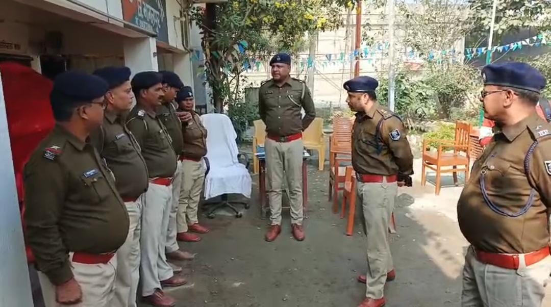 कार्रवाई में शामिल पुलिस