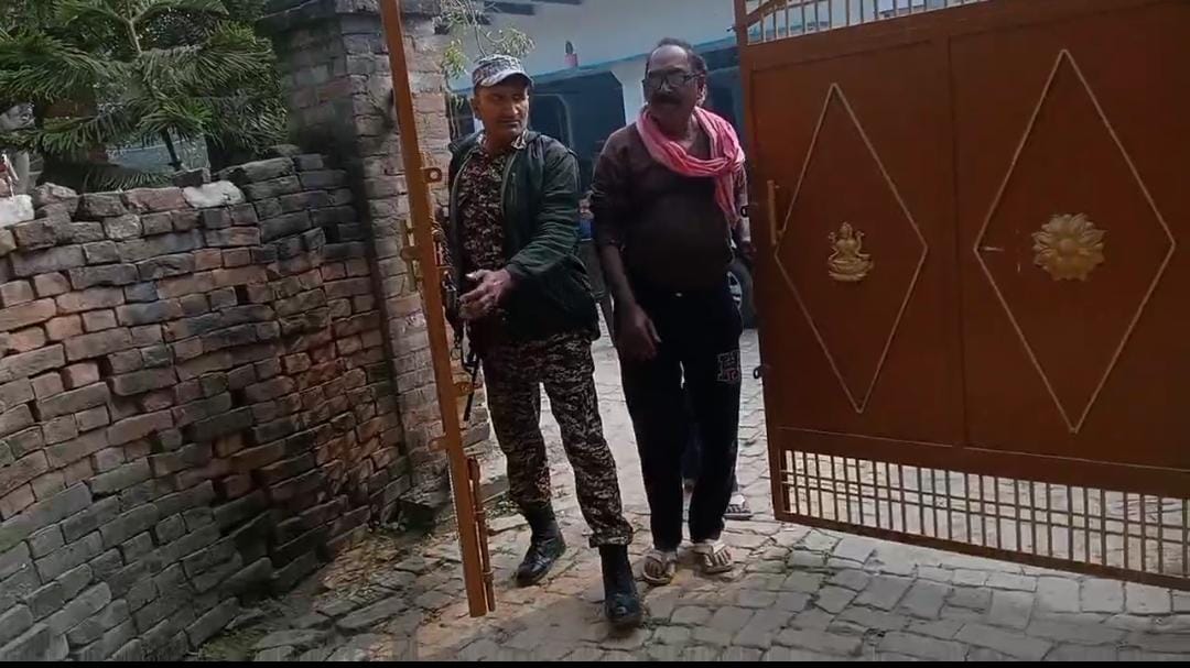 घर से निकलते हुए ED टीम घर से निकलते हुए ED टीम