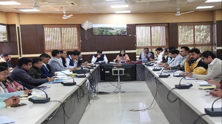 समिट की तैयारियों को लेकर कलेक्टर ने ली अधिकारियों की बैठक