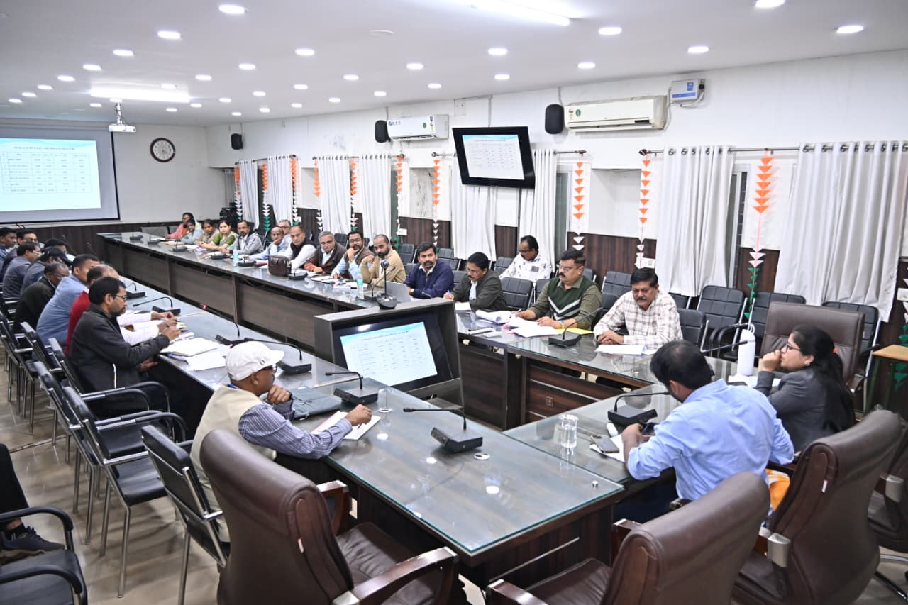 स्कूल शिक्षा की समीक्षा बैठक को संबोधित करते हुए कलेक्टर अबिनाश मिश्रा।