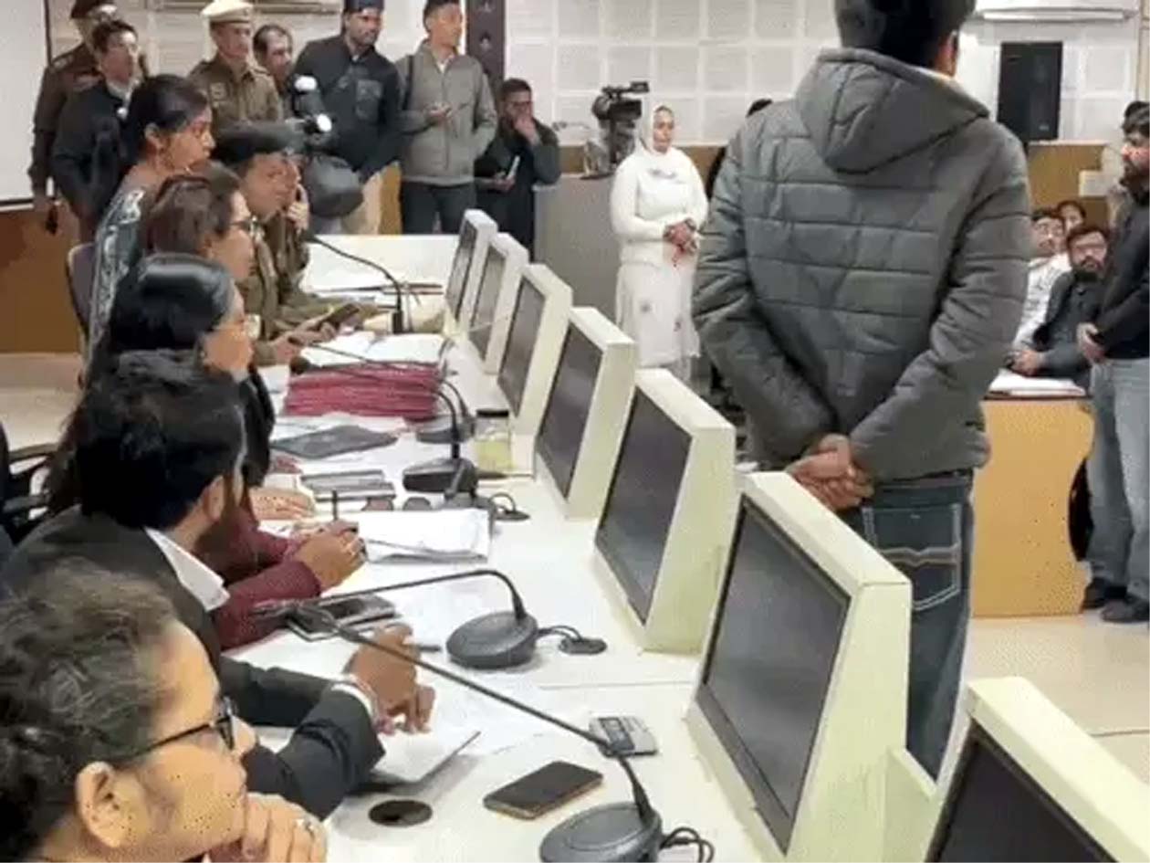 सुनवाई के दौरान उपस्थित चेयरपर्सन व अन्य अधिकारी.