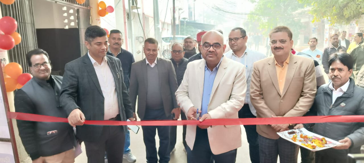 फीता काटकर उद्धघाटन करते जिलाधिकारी जितेंद्र प्रताप सिंह व अन्य