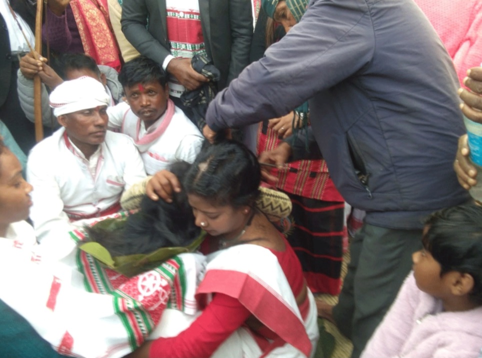 निशा भगत मुंडन करते हुए निशा भगत मुंडन करते हुए