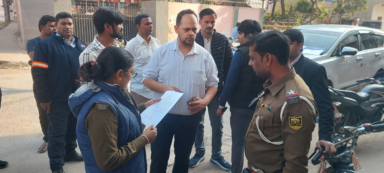 अररिया फोटो:मौके पर पुलिस अधिकारी और कंपनी के कर्मचारी अररिया फोटो:मौके पर पुलिस अधिकारी और कंपनी के कर्मचारी
