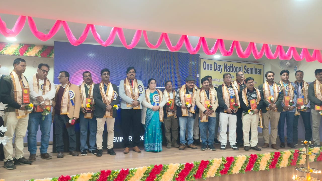 सेमिनार में वक्तव्य देते अतिथि सेमिनार में वक्तव्य देते अतिथि