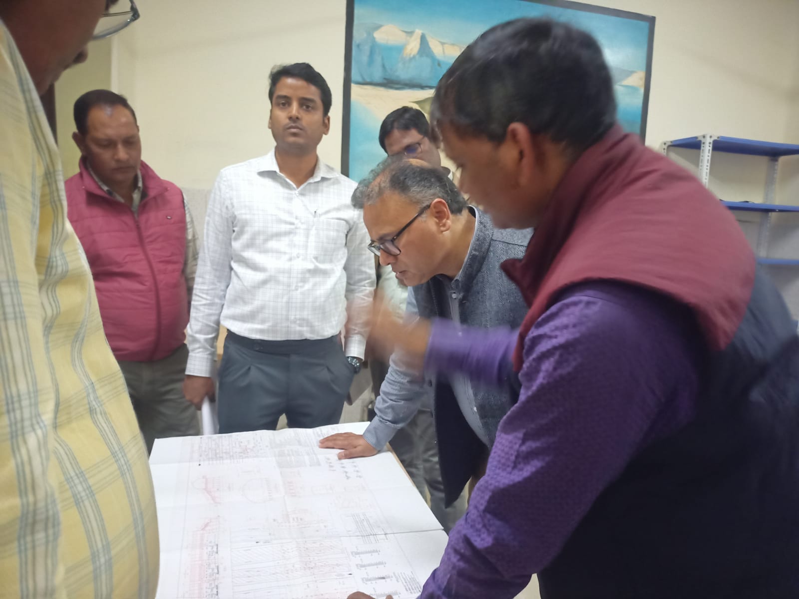 डीआरएम पांडेय स्टेशन का निरीक्षण करते हुए