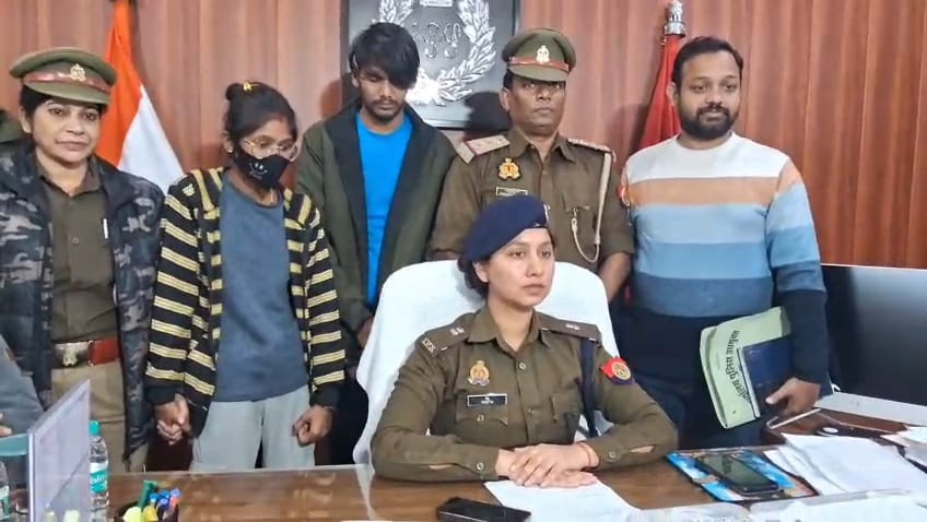 गिरफ्तार आरोपितों के साथ पुलिस टीम