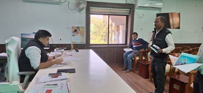 समीक्षा बैठक में कलेक्टर ने लंबित प्रकरणों का निराकरण के दिए निर्देश