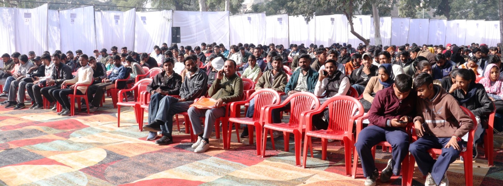 मेगा जॉब फेयर में भाग लेने पहुंचे युवा.