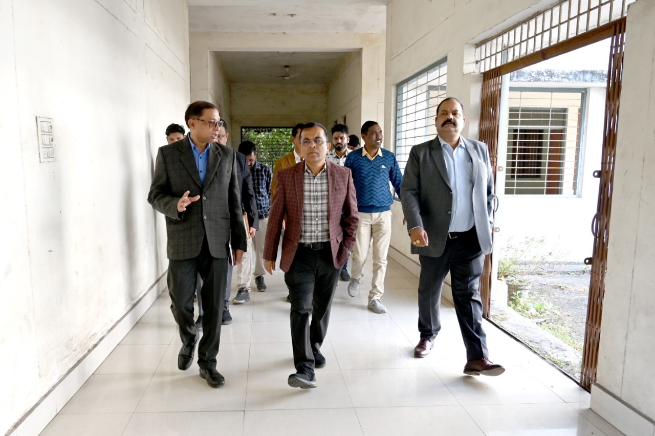 लाइवलीहुड कॉलेज और जिला अस्पताल में अस्थायी रूप से शुरू होगा मेडिकल कॉलेज, कलेक्टर ने लिया तैयारियों का जायज़ा