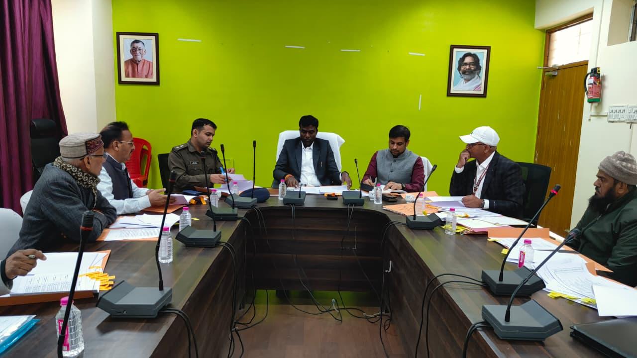 बैठक में शामिल डीसी सहित अन्‍य