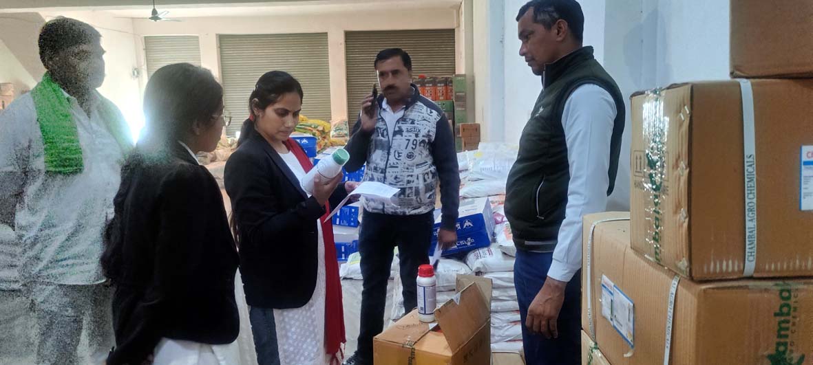 कीटनाशक दवाइयां चैक करती एसडीओ डॉ. प्रीति वर्मा.