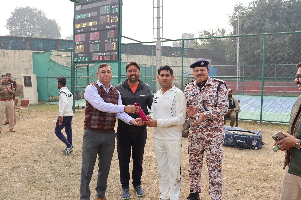 अंतरमंडलीय रेलवे क्रिकेट टूर्नामेंट के सेमीफइनल में विजेता टीम को ट्राफी देते अतिथि.