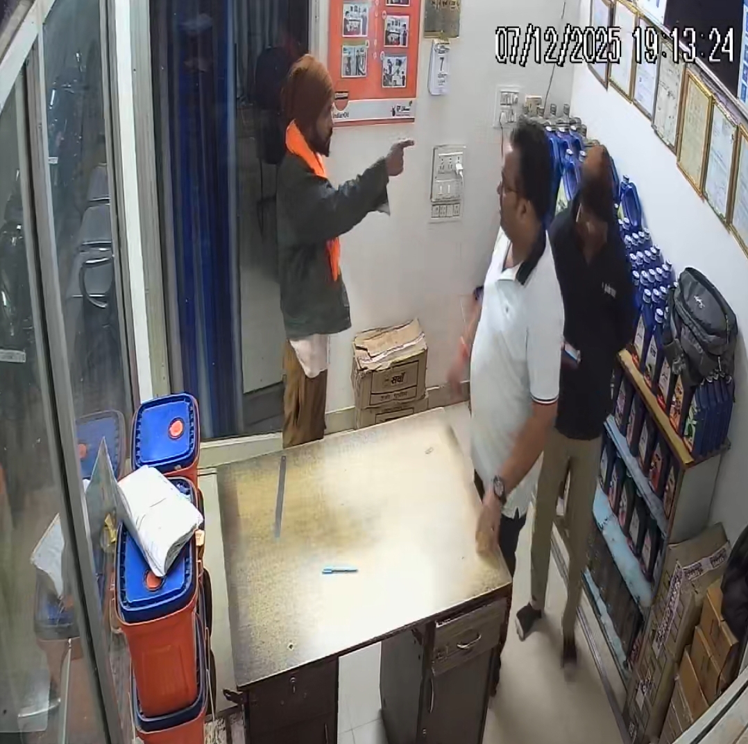 पुलिस को सौंपा गया सीसीटीवी फुटेज।