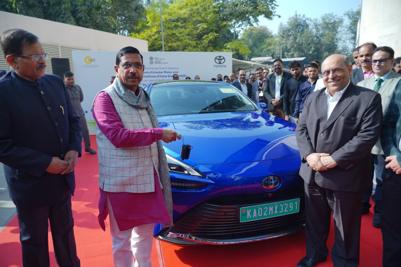 समझौता ज्ञापन के अवसर पर केंद्रीय मंत्री प्रह्लाद जोशी समझौता ज्ञापन के अवसर पर केंद्रीय मंत्री प्रह्लाद जोशी