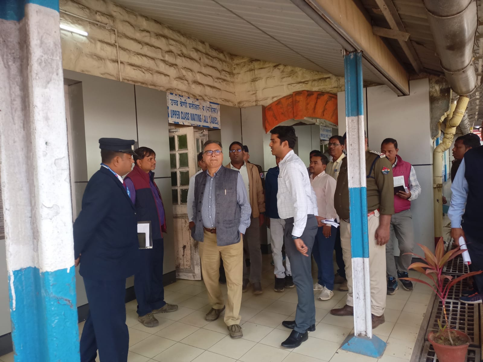 डीआरएम पांडेय स्टेशन का निरीक्षण करते हुए डीआरएम पांडेय स्टेशन का निरीक्षण करते हुए