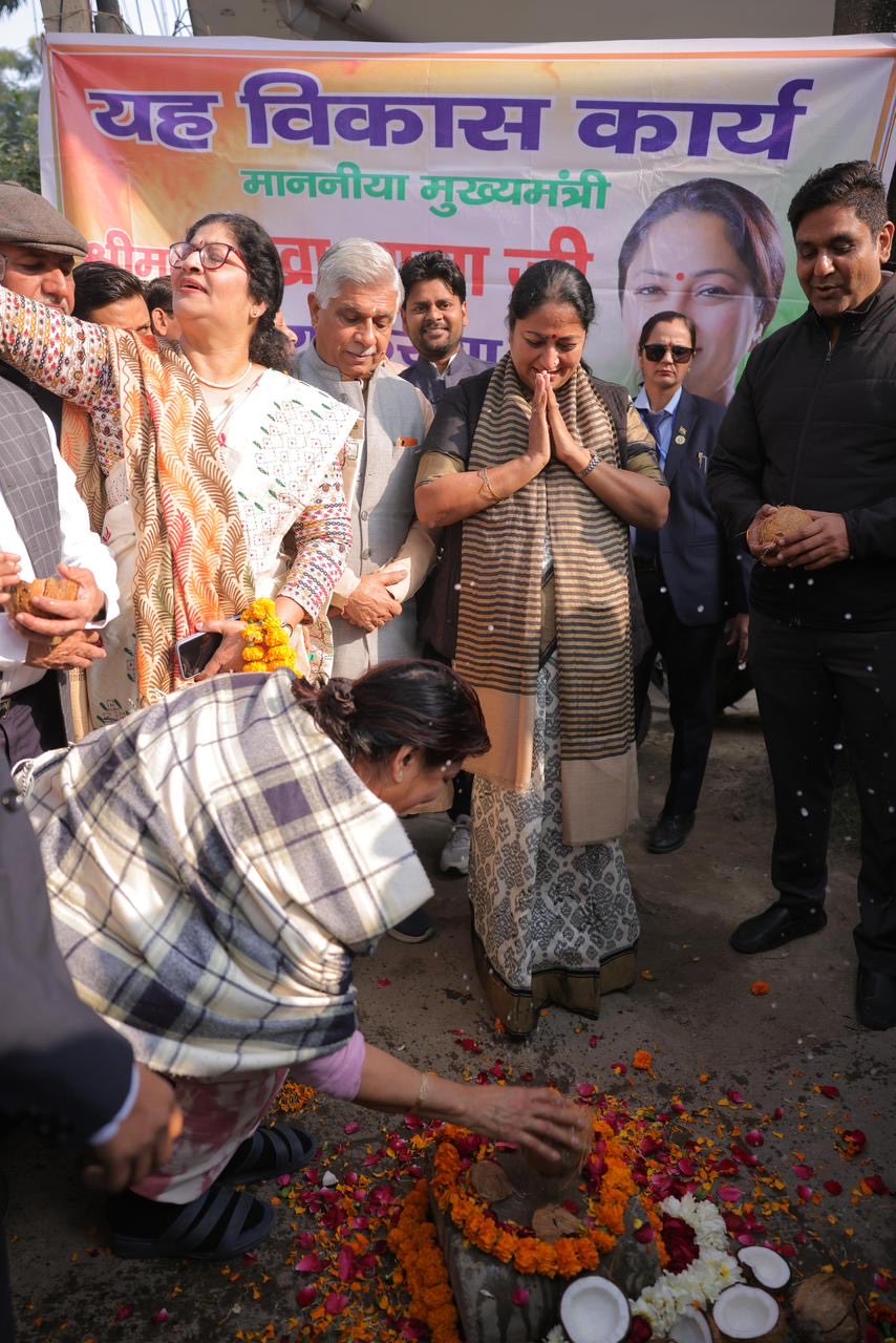 शालीमार बाग में परियोजनाओं का उद्घाटन करती Chief Minister रेखा गुप्ता शालीमार बाग में परियोजनाओं का उद्घाटन करती Chief Minister रेखा गुप्ता