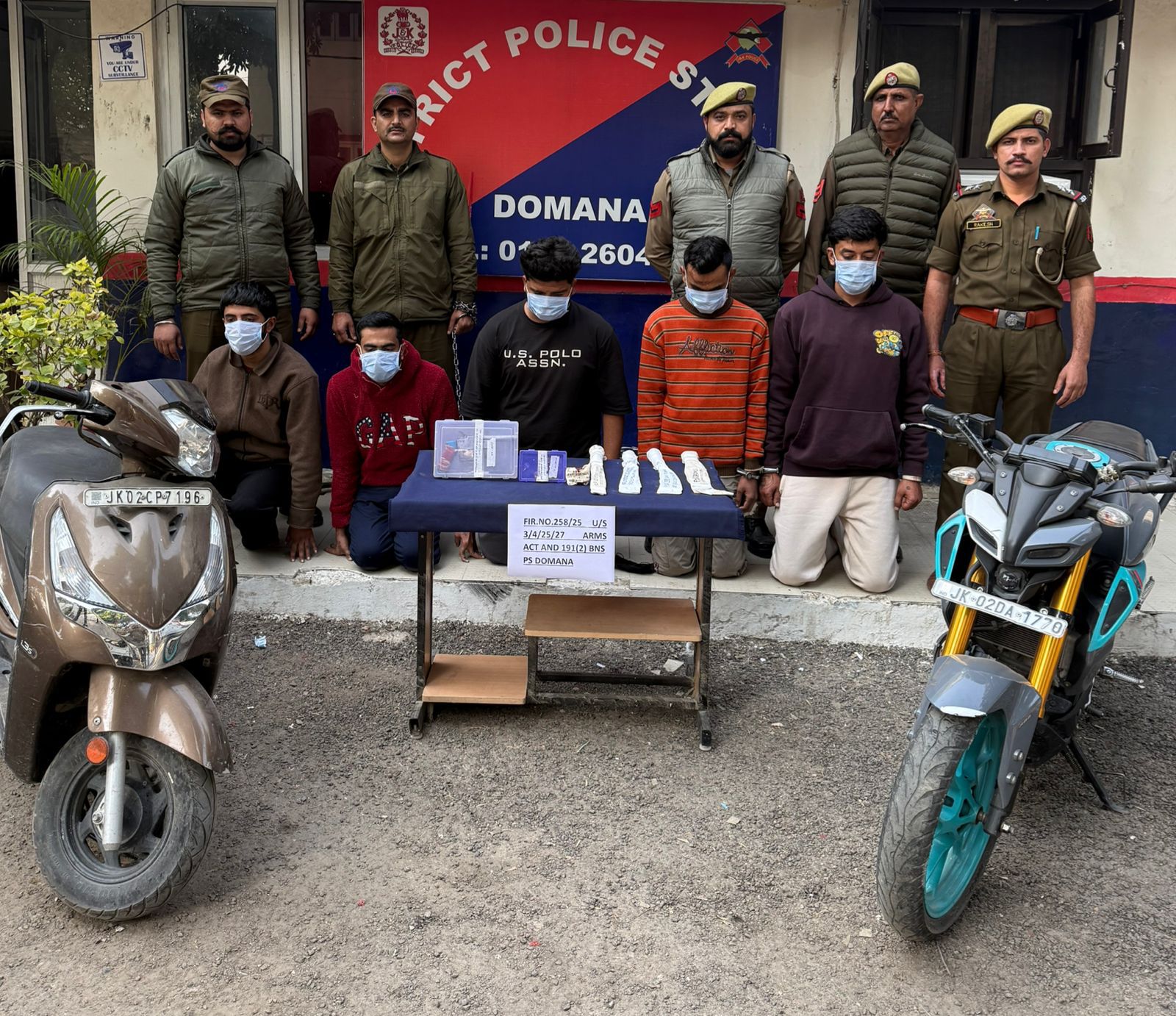 पुलिस ने मढ़ गोलीबारी की घटना को सुलझाया; डोमाना में 5 कुख्यात अपराधी गिरफ्तार पुलिस ने मढ़ गोलीबारी की घटना को सुलझाया; डोमाना में 5 कुख्यात अपराधी गिरफ्तार