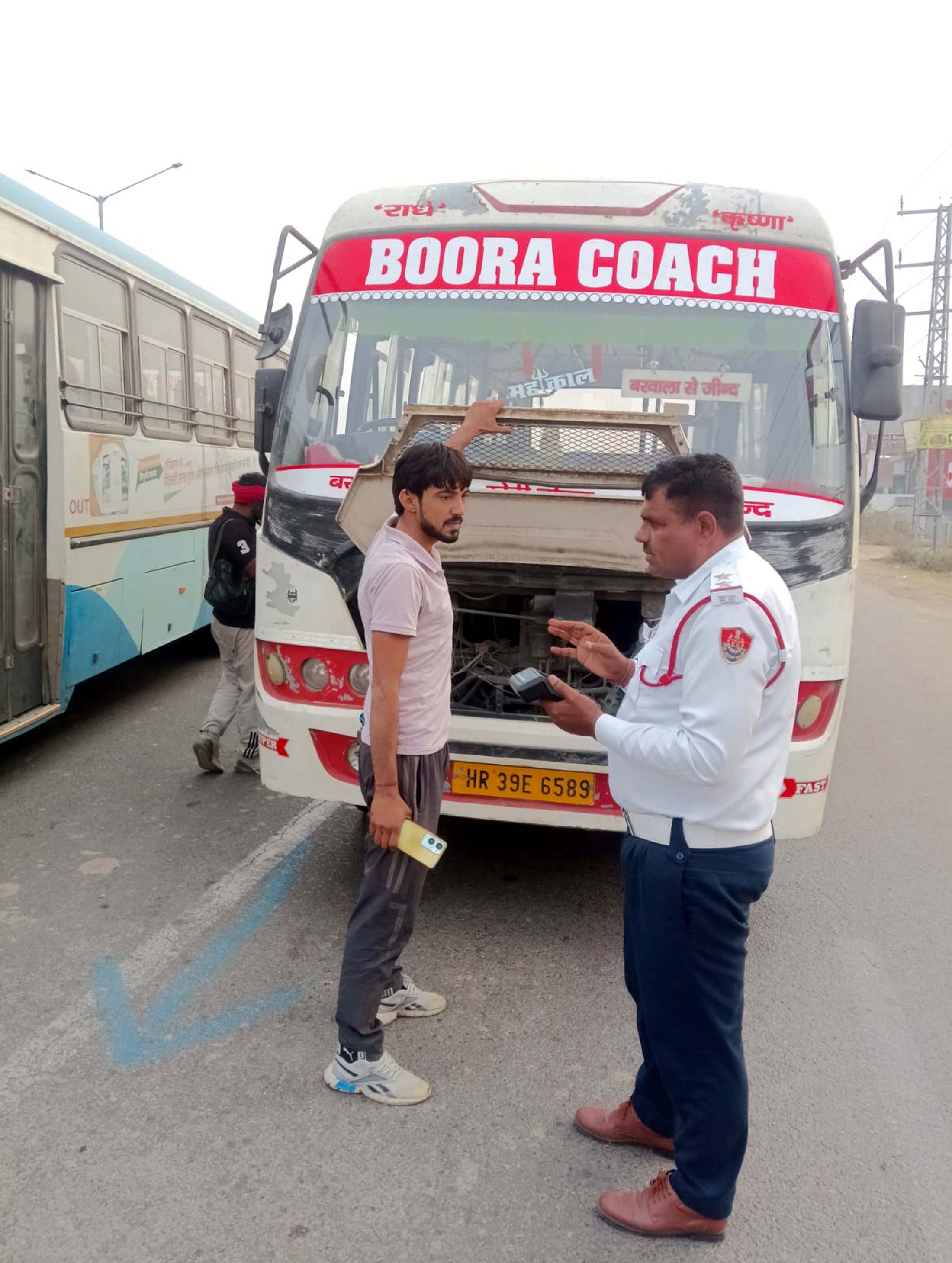 कार्रवाई करते हुए ट्रैफिक पुलिसकर्मी. कार्रवाई करते हुए ट्रैफिक पुलिसकर्मी.