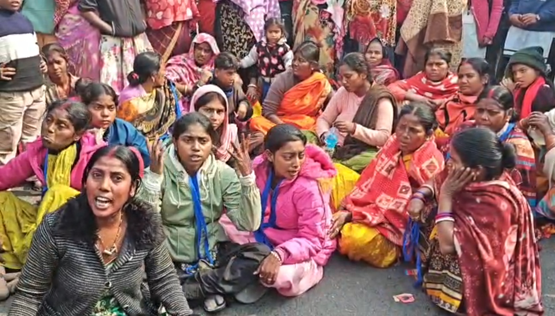 प्रदर्शन करते परिजन