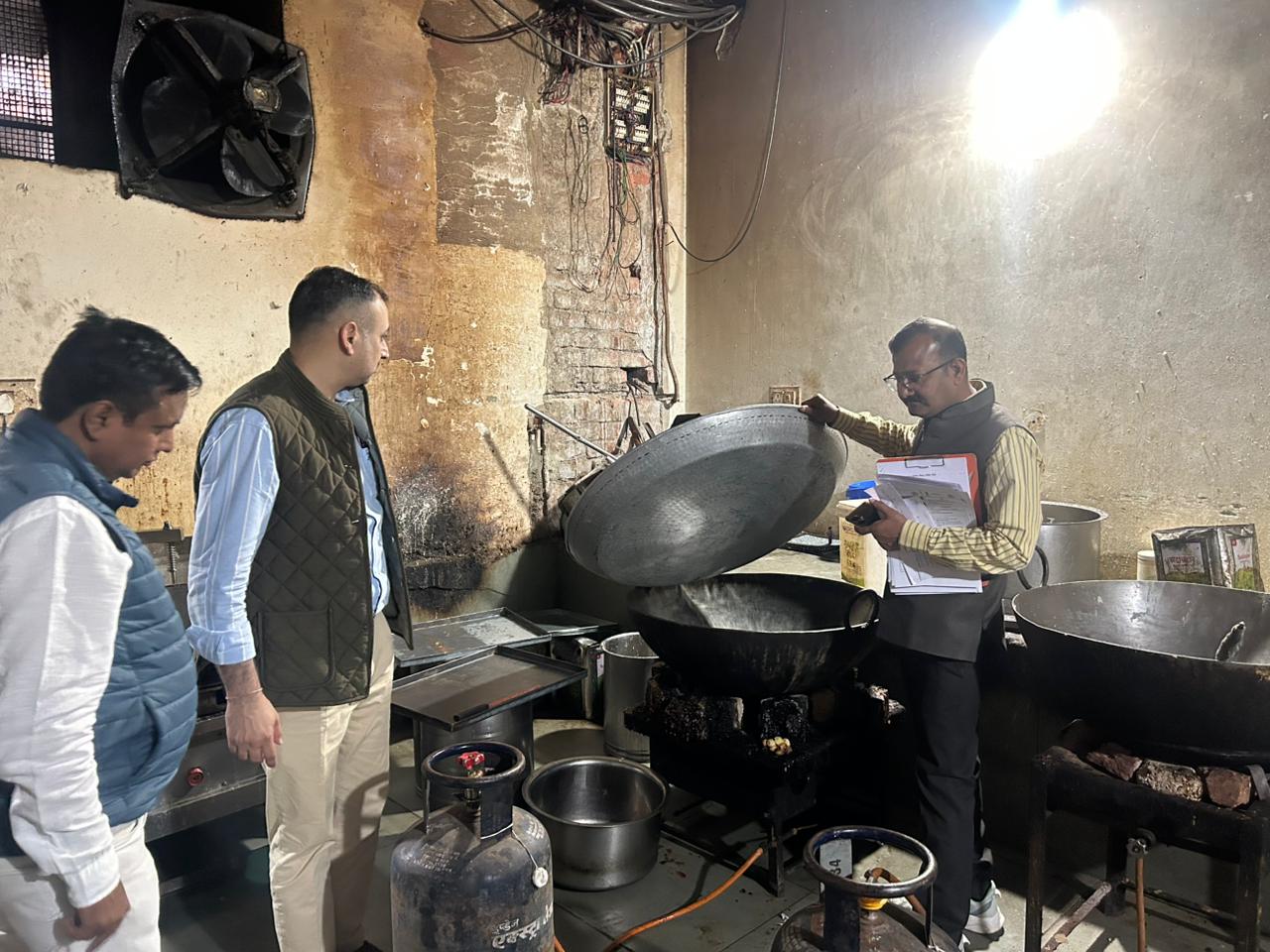 शंकर मिष्ठान भंडार के गाजर का हलवा पुलिसकर्मियों के लिए बना जहर शंकर मिष्ठान भंडार के गाजर का हलवा पुलिसकर्मियों के लिए बना जहर