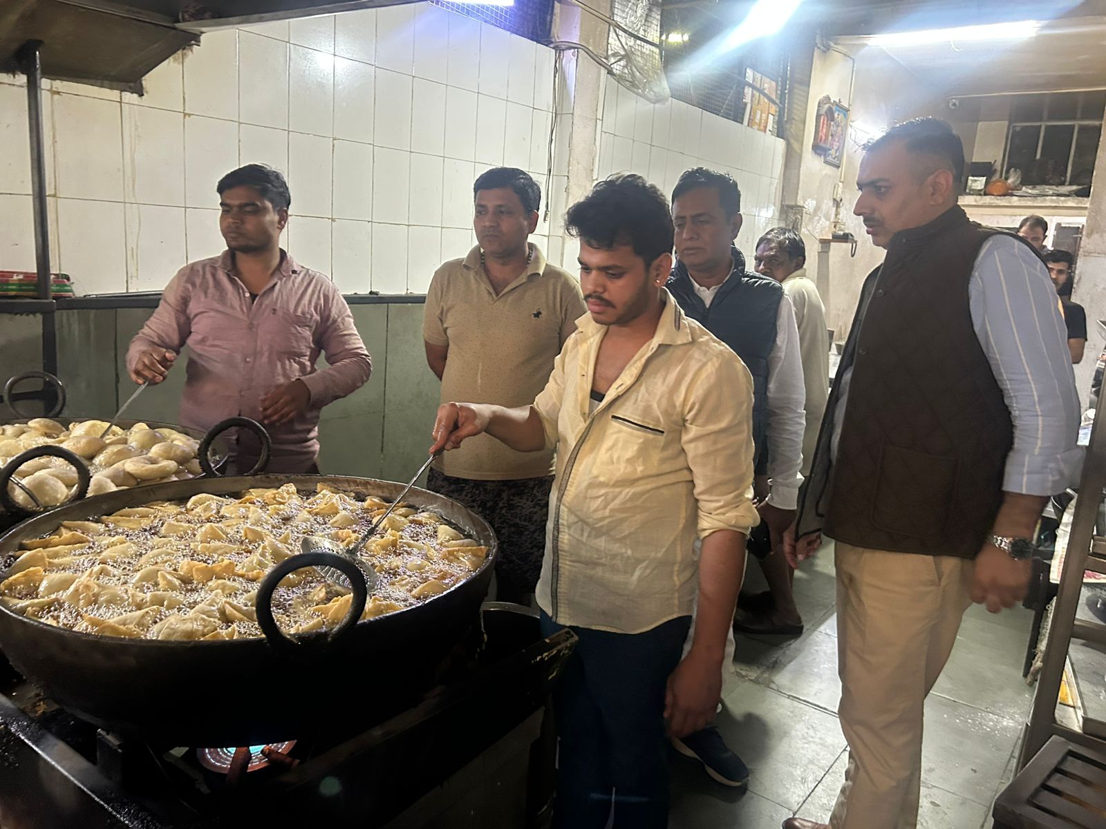 शंकर मिष्ठान भंडार के गाजर का हलवा पुलिसकर्मियों के लिए बना जहर शंकर मिष्ठान भंडार के गाजर का हलवा पुलिसकर्मियों के लिए बना जहर