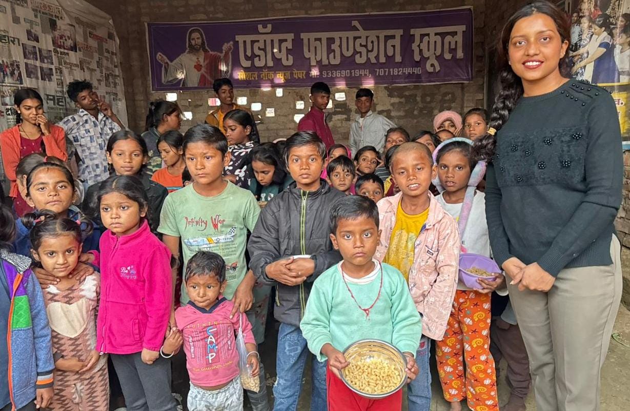 एडॉप्ट फाउंडेशन संस्था ने क्रिसमस से पहले मनाई भगवान यीशु की सिल्वर जुबली, गरीबों को बांटा राशन किट