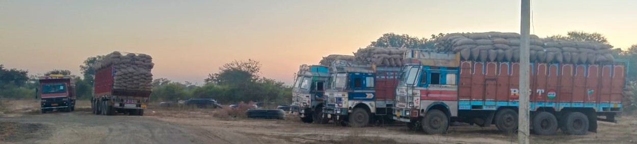 ओवरलोड खडे ट्रक 2