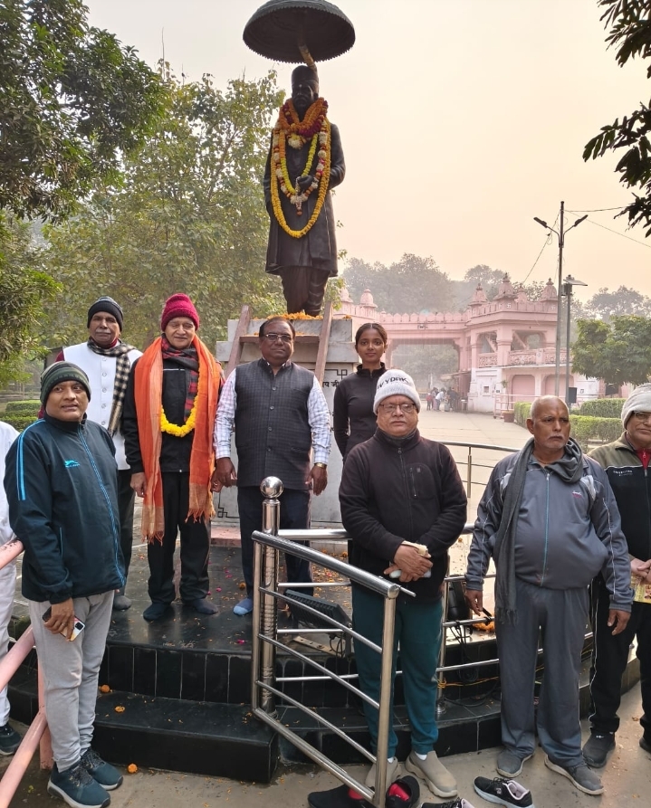 विशिष्ट जन ने महामना की प्रतिमा पर किया पुष्प अर्पित