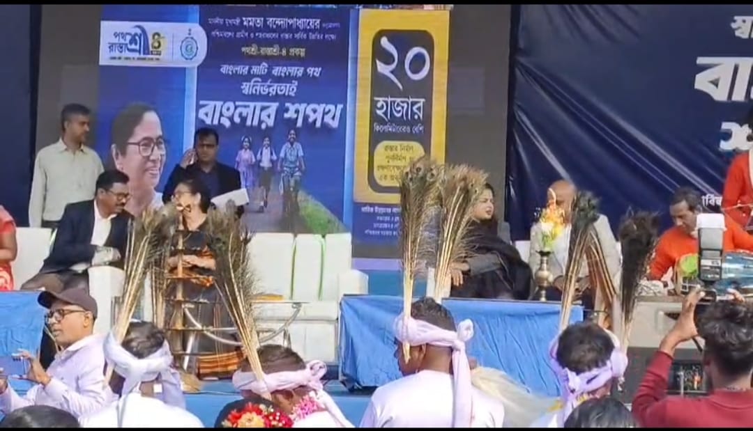 उद्घाटन कार्यक्रम में उपस्थित अधिकारी।