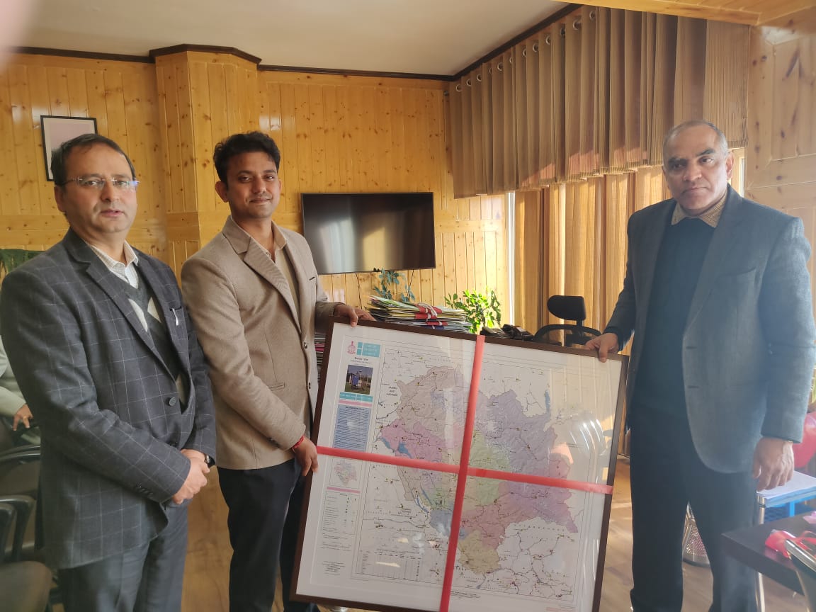 मैप जारी करते अधिकारी