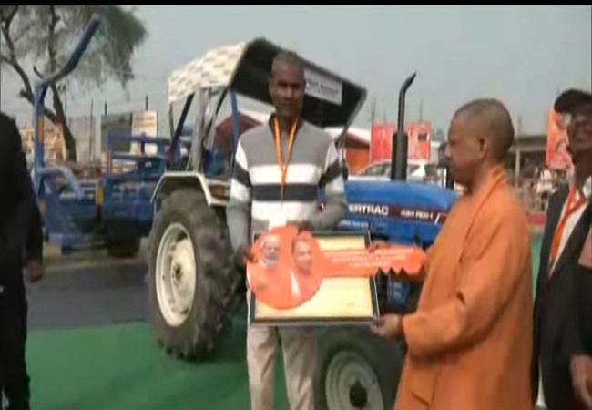 किसान पाठशाला शुभारम्भ अवसर पर किसान को ट्रैक्टर की चाबी देते सीएम योगी