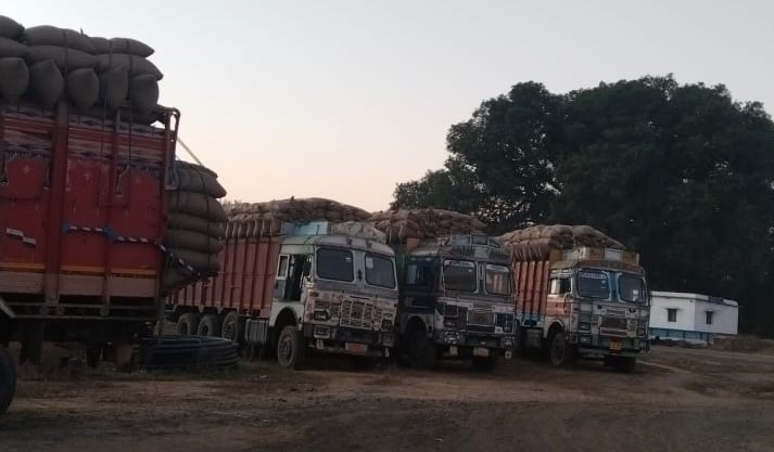 ओवरलोड खडे ट्रक