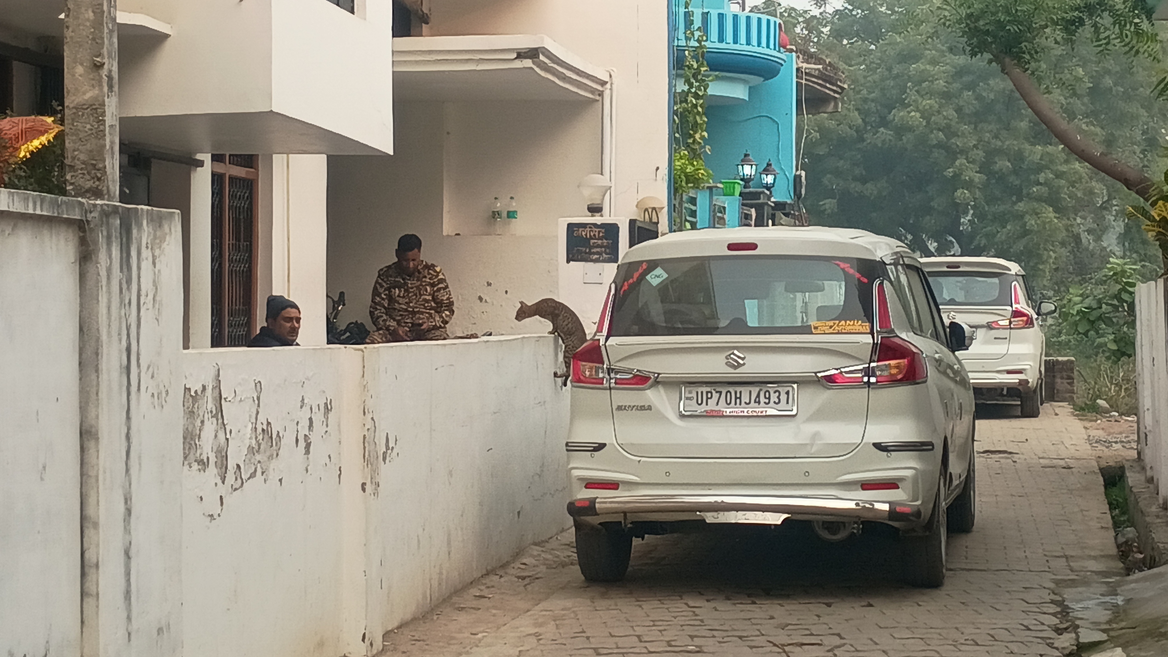 आरोपित के घर खड़ी गाड़ी ईडी की गाड़ी आरोपित के घर खड़ी गाड़ी ईडी की गाड़ी